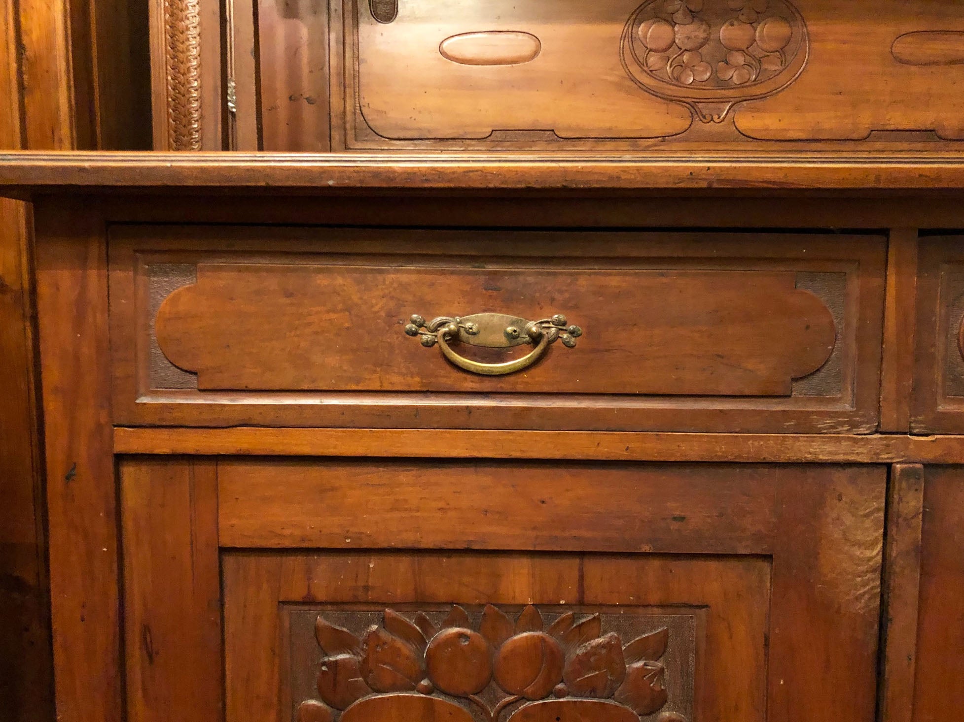 Guida alla manutenzione dei mobili antichi in legno: conservare la bellezza del passato