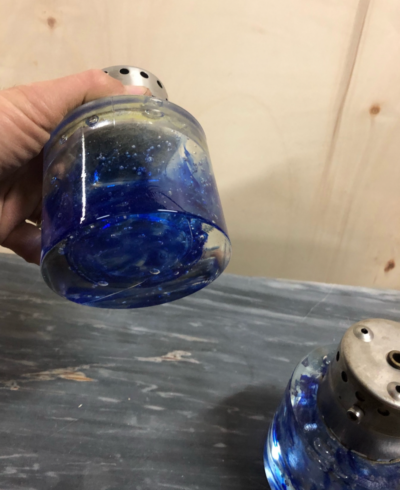 Lampadario con due luci di vetro blu