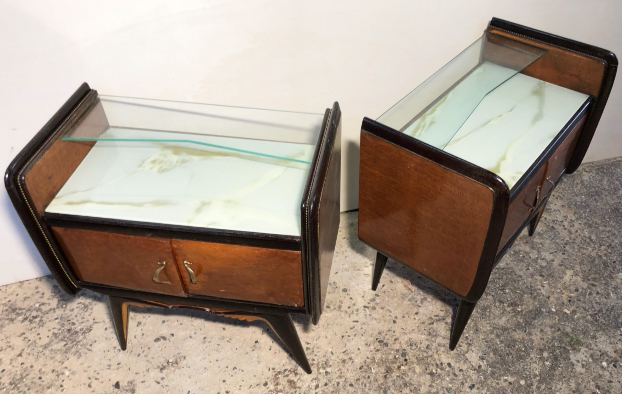 Coppia di comodini anni 50 con vetro marmorizzato e legno ebanizzato