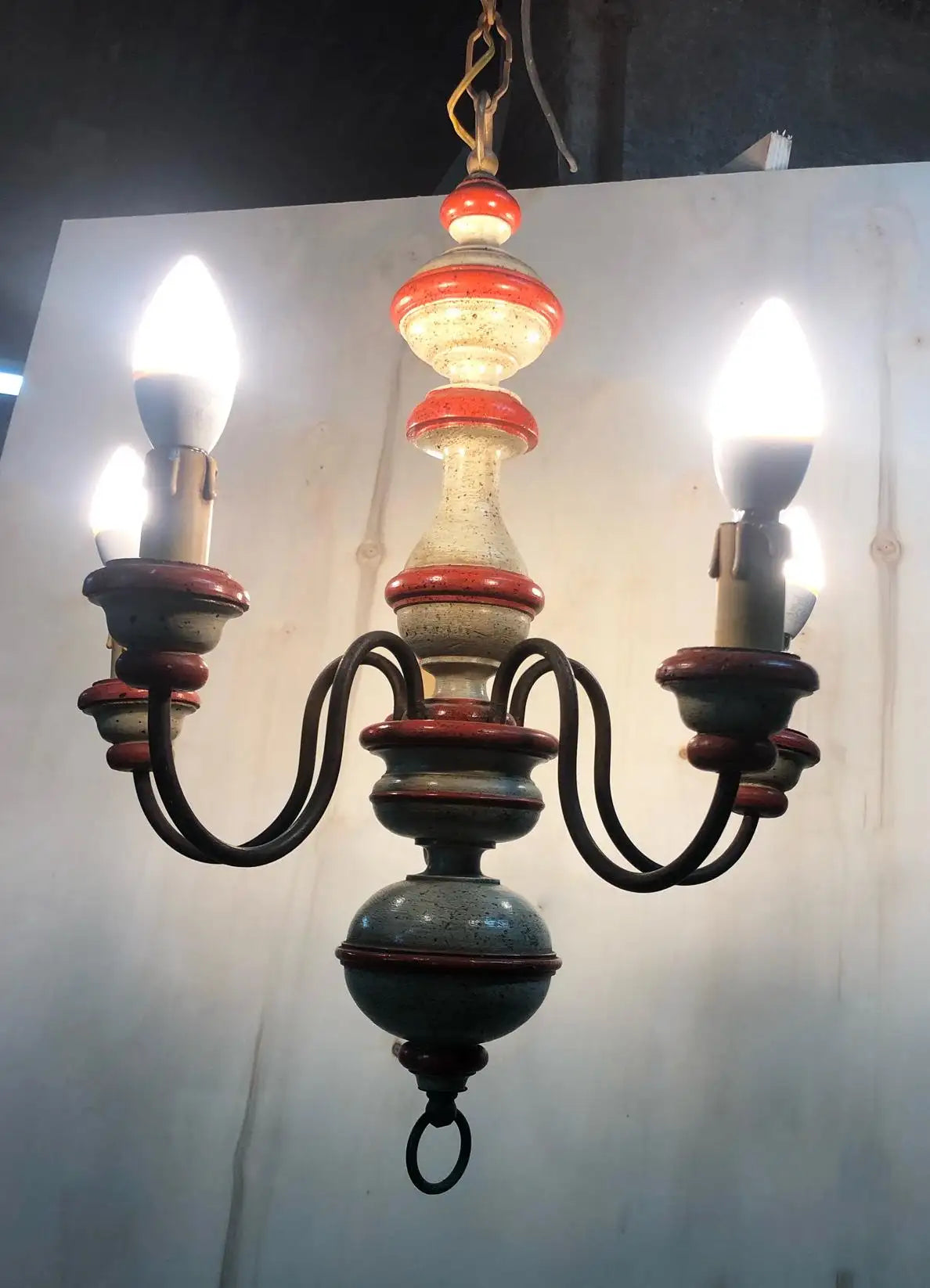 Lampadario in legno a cinque luci bicolore
