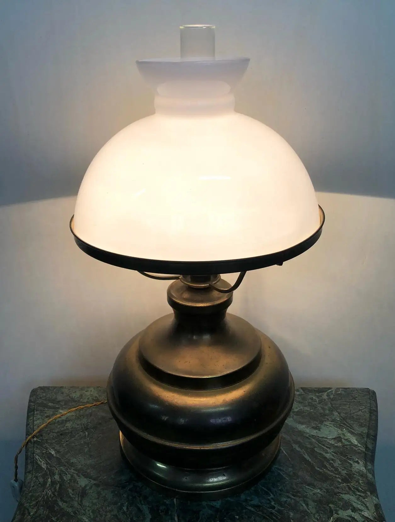 Lampada da tavolo in ottone e vetro bianco