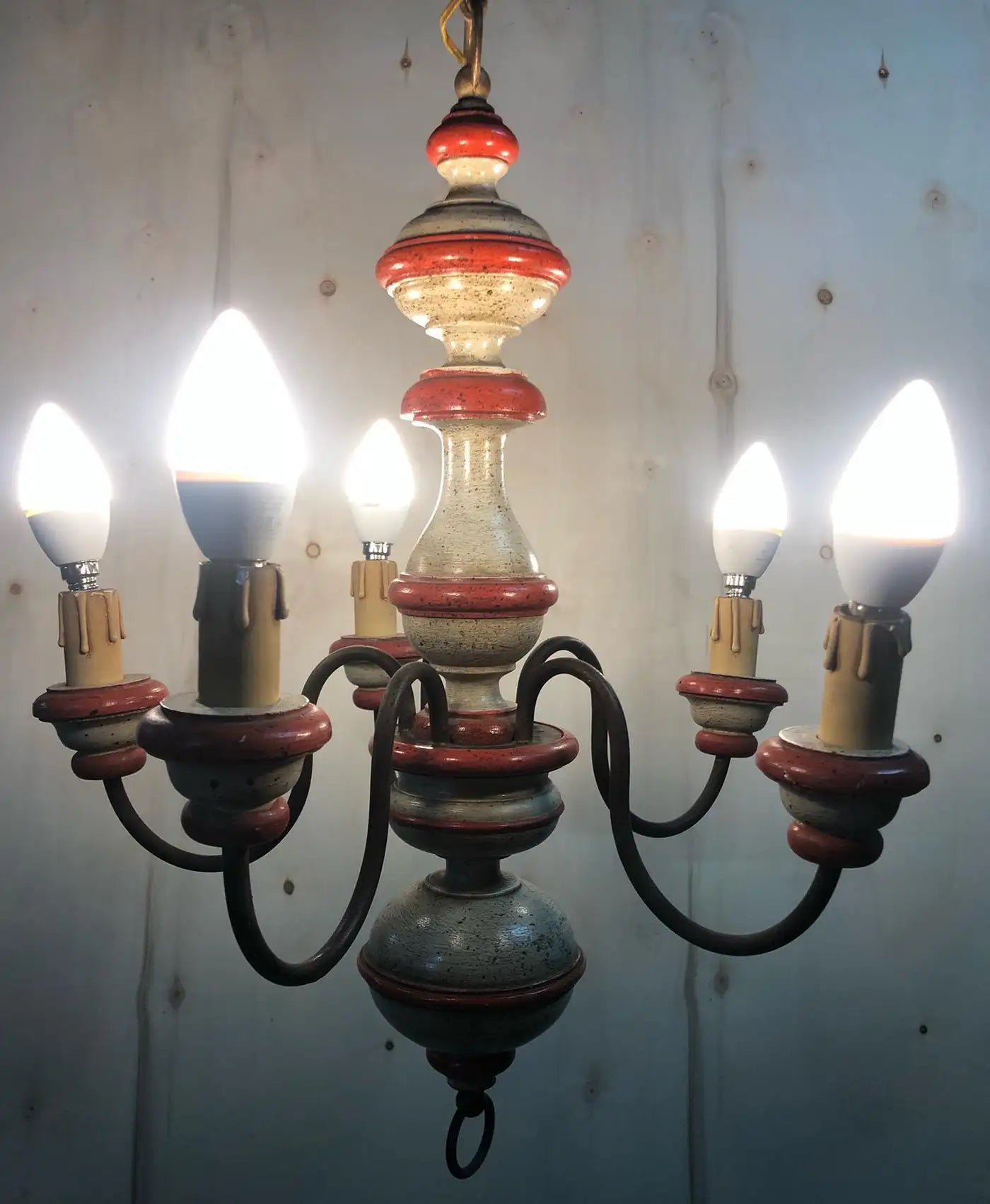 Lampadario in legno a cinque luci bicolore
