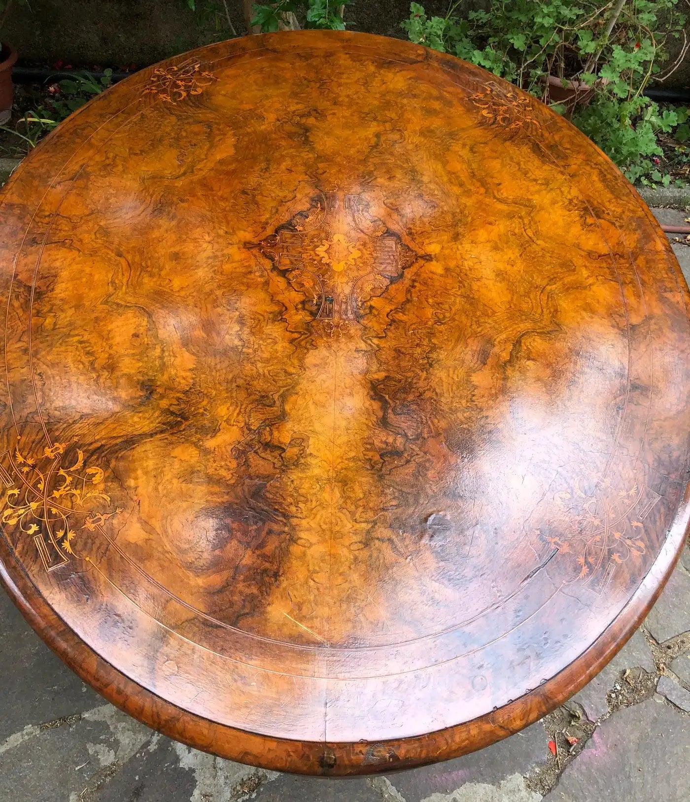 Tavolo ovale in radica di noce con piano intarsiato