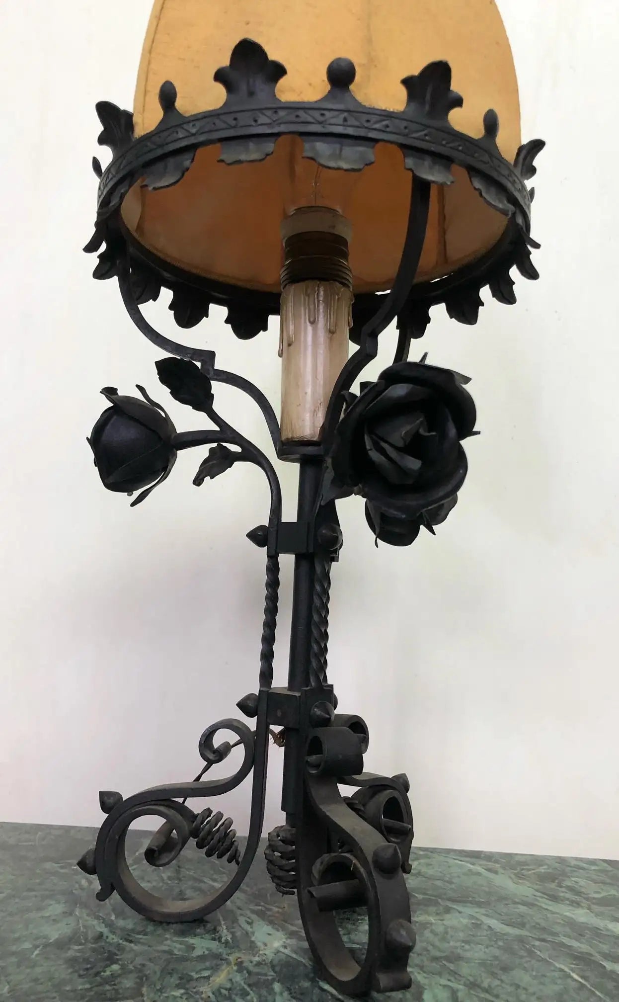 Lampada da tavolo in ferro e tessuto con disegno floreale